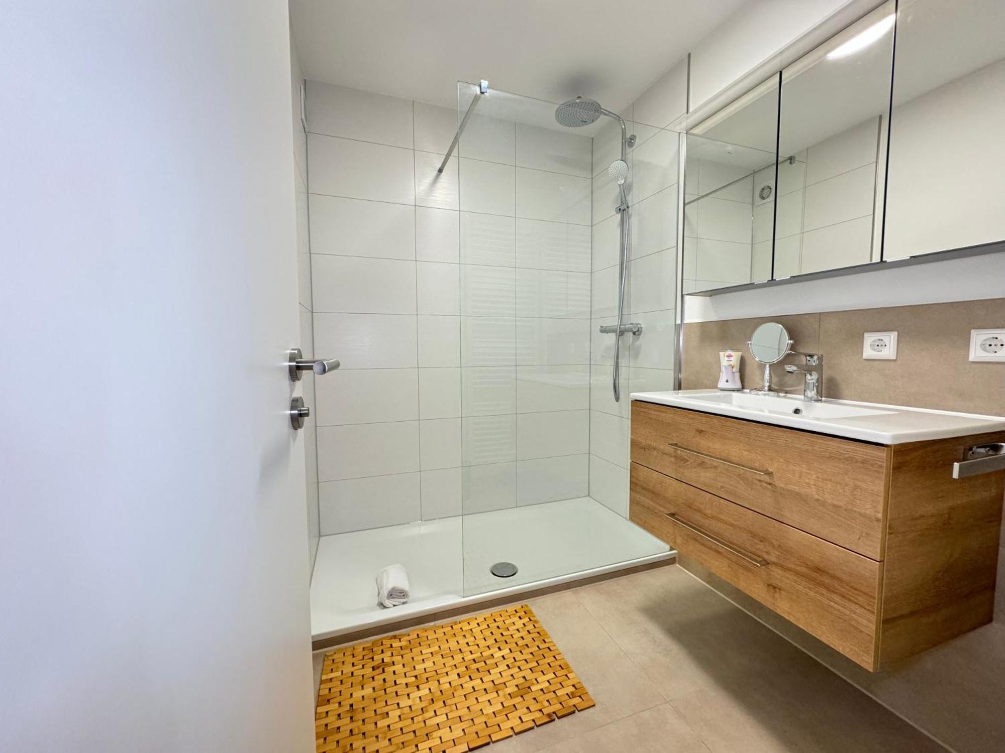 3 Zimmer Apartment, 90 Qm, Ruhig Und Zentrumsnah, Max 6 Pers, 15 Qm Balkon , Private Garage, Internet 1000 Mbit Зинделфинген Екстериор снимка